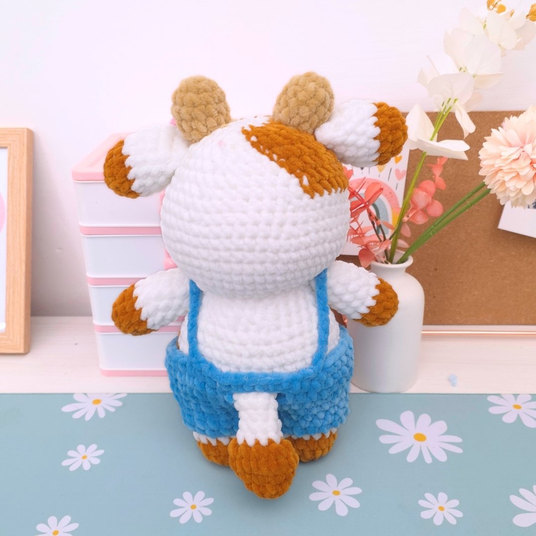 Cute Cow with Overalls Low-Sew Amigurumi Crochet Pattern PDF - HUGurumi